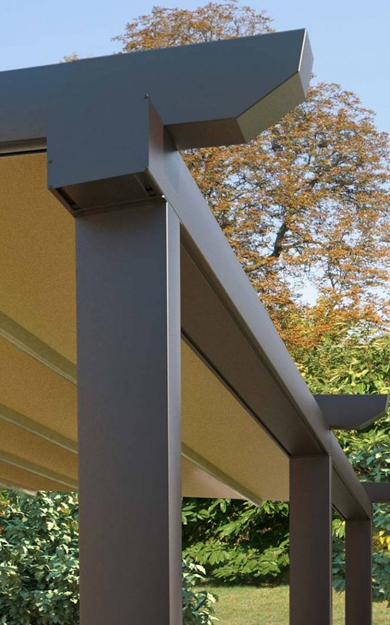 Pergola in alluminio dalle linee classiche ma con materiali a lunga durata come l'alluminio e l'acciaio