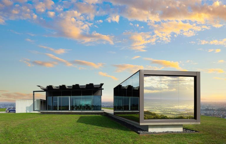 Pergola bioclimatica con vetrate a specchio